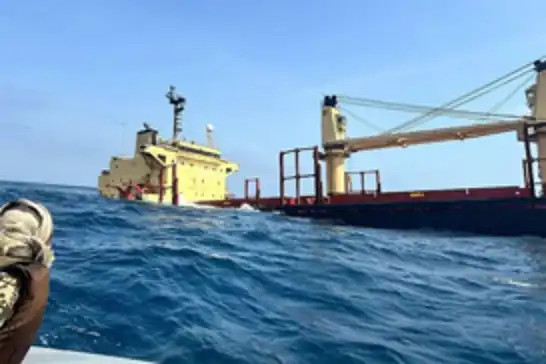 هيئة بريطانية: إصابة سفينة شحن بأضرار بعد استهدافها شمال الحديدة في البحر الأحمر