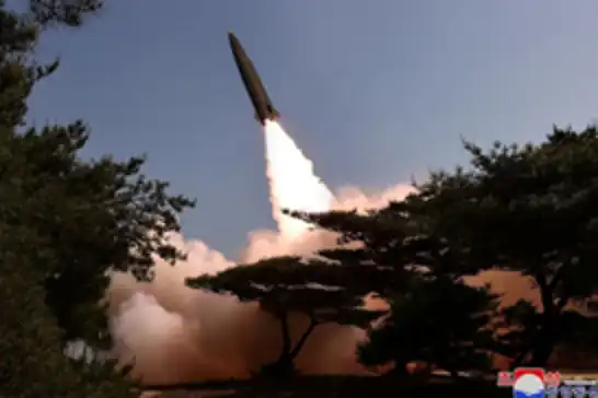 كوريا الشمالية تختبر صاروخًا باليستيًا جديدًا بإشراف الزعيم كيم