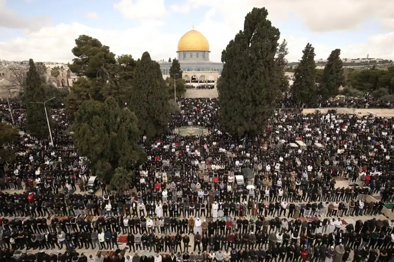 به رغم همه محدودیت های اشغالگران ده ها هزار مسلمان در قدس نماز جمعه برپا کردند