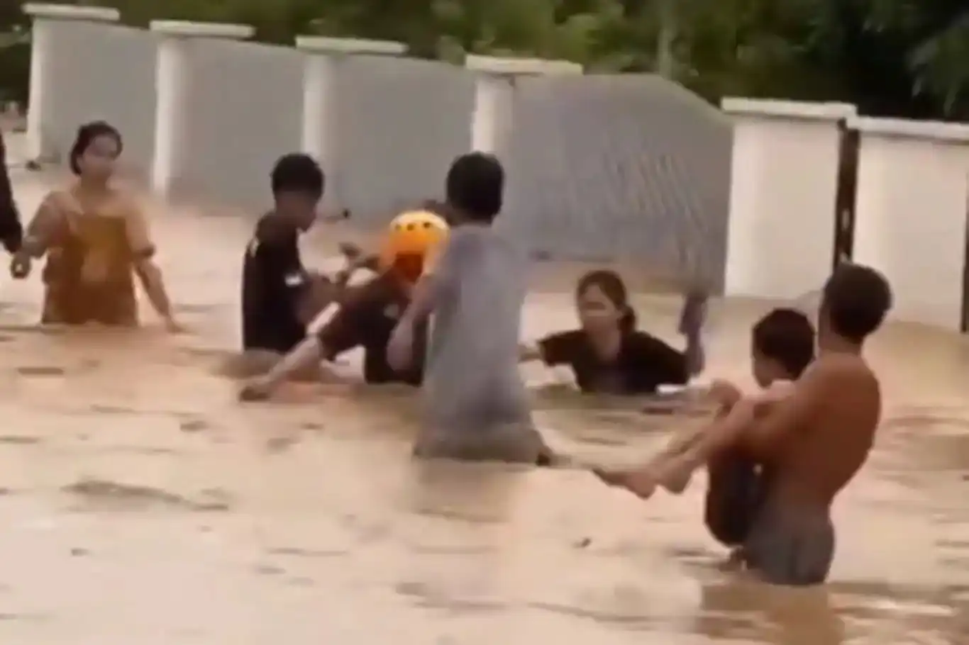اندونيسيا.. مصرع 14 شخصاً في الفيضانات التي عمت البلاد  