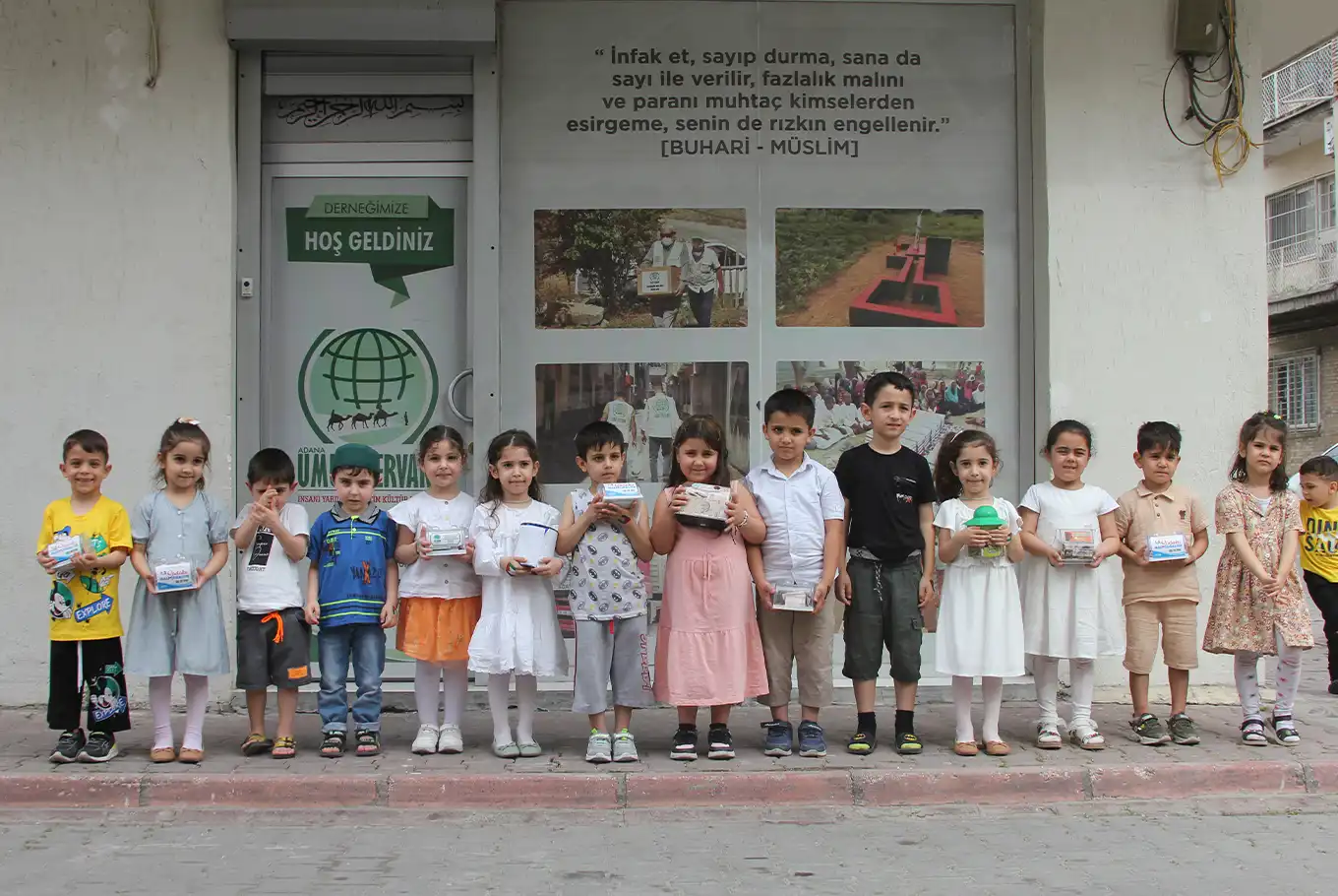 Kreş çocukları, kumbaralarını Gazzeli akranları için bağışladı