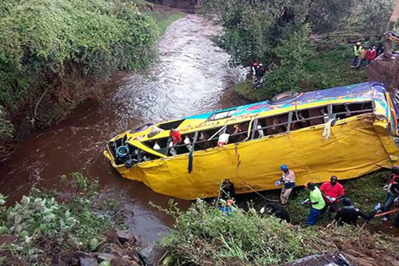 كينيا.. مصرع 9 أشخاص وإصابة 17 آخرين إثر تحطم حافلة ركاب في النهر 