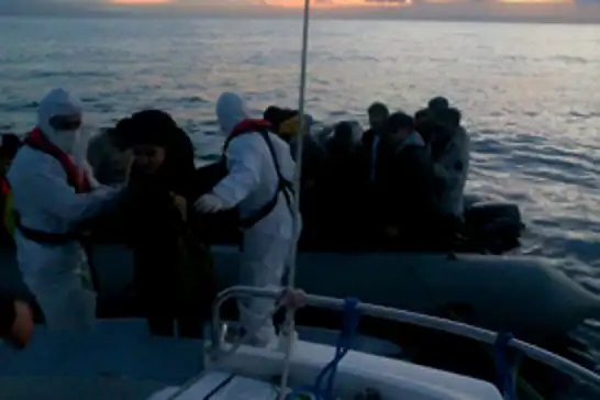 Yunanistan'ın geri ittiği düzensiz göçmenler kurtarıldı 