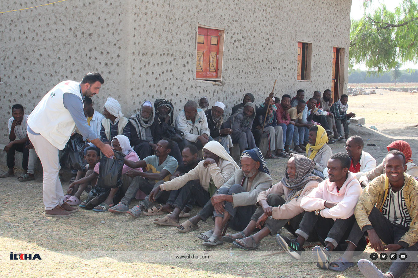 IHO EBRAR, Etiyopya'da su kuyusu açtı, ekmek ve sıcak yemek dağıttı