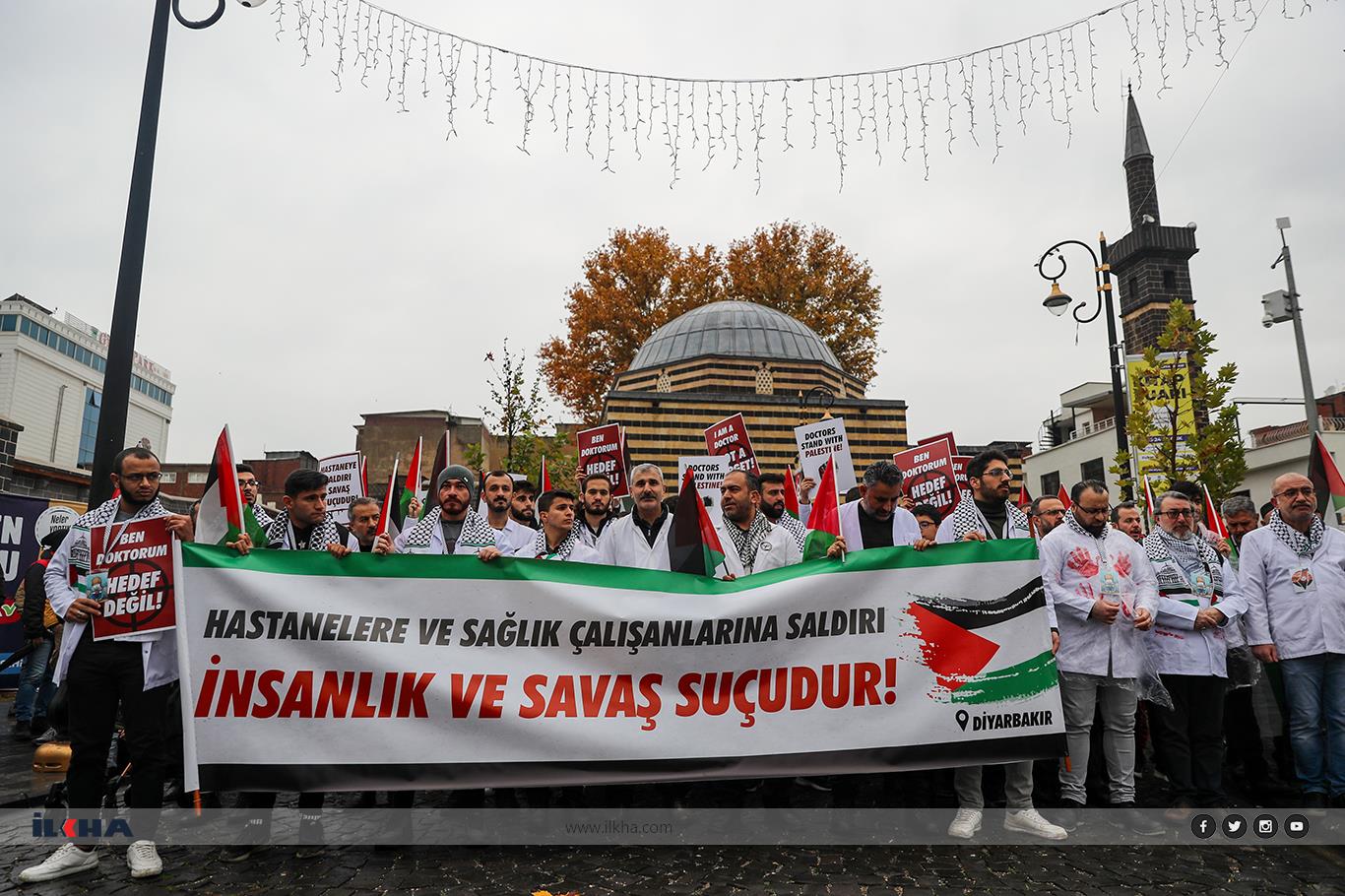 Diyarbakırda sağlıkçılar Gazzedeki hekimler için kanlı önlükleriyle yürüdü