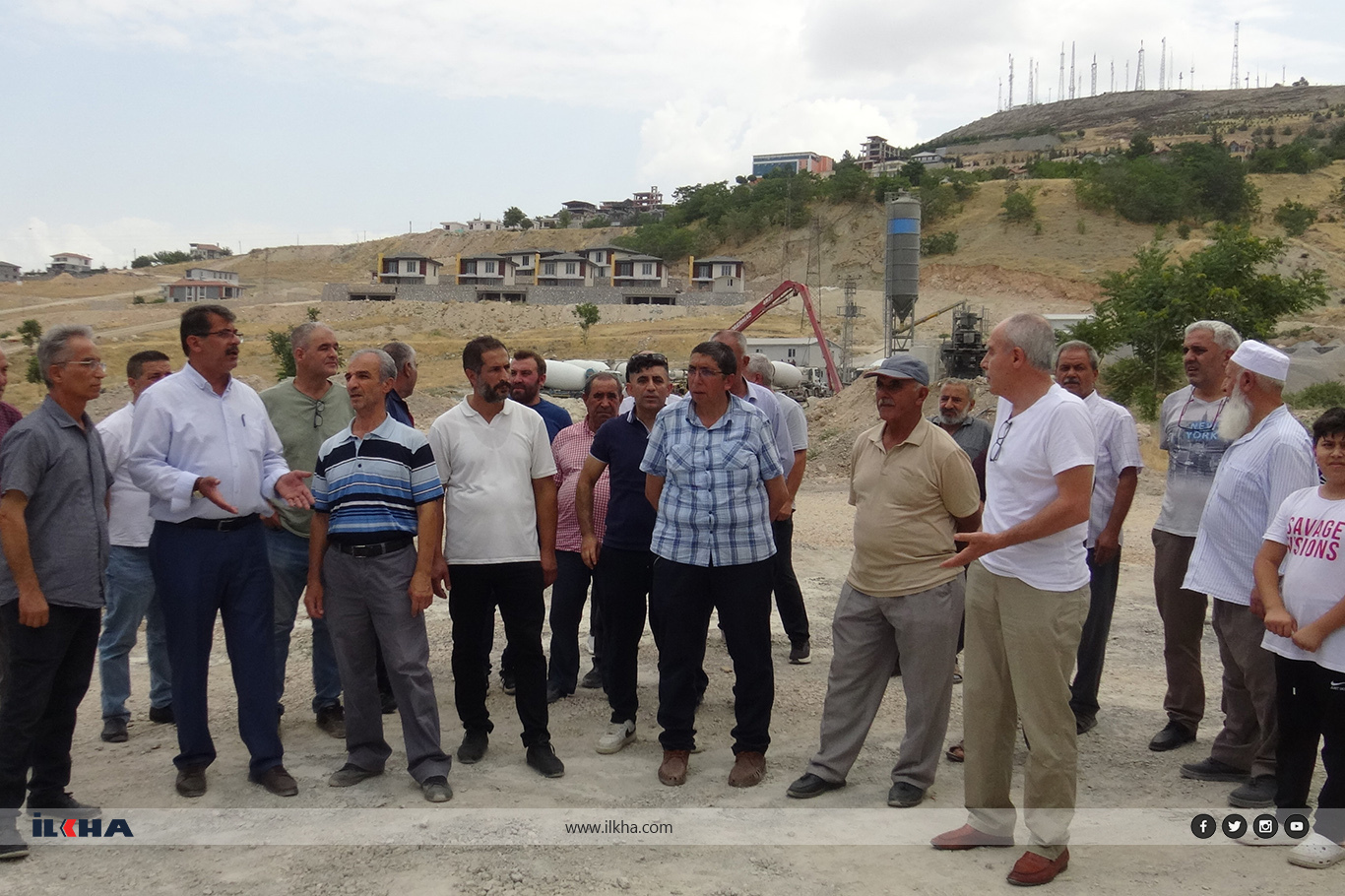 Mahalle sakinlerinden beton santrali tepkisi: Bir firma para kazanacak diye binlerce insanın sağlığını hiçe sayamaz! Mahalle sakinlerinden beton santrali tepkisi: Bir firma para kazanacak diye binlerce insanın sağlığını hiçe sayamaz!