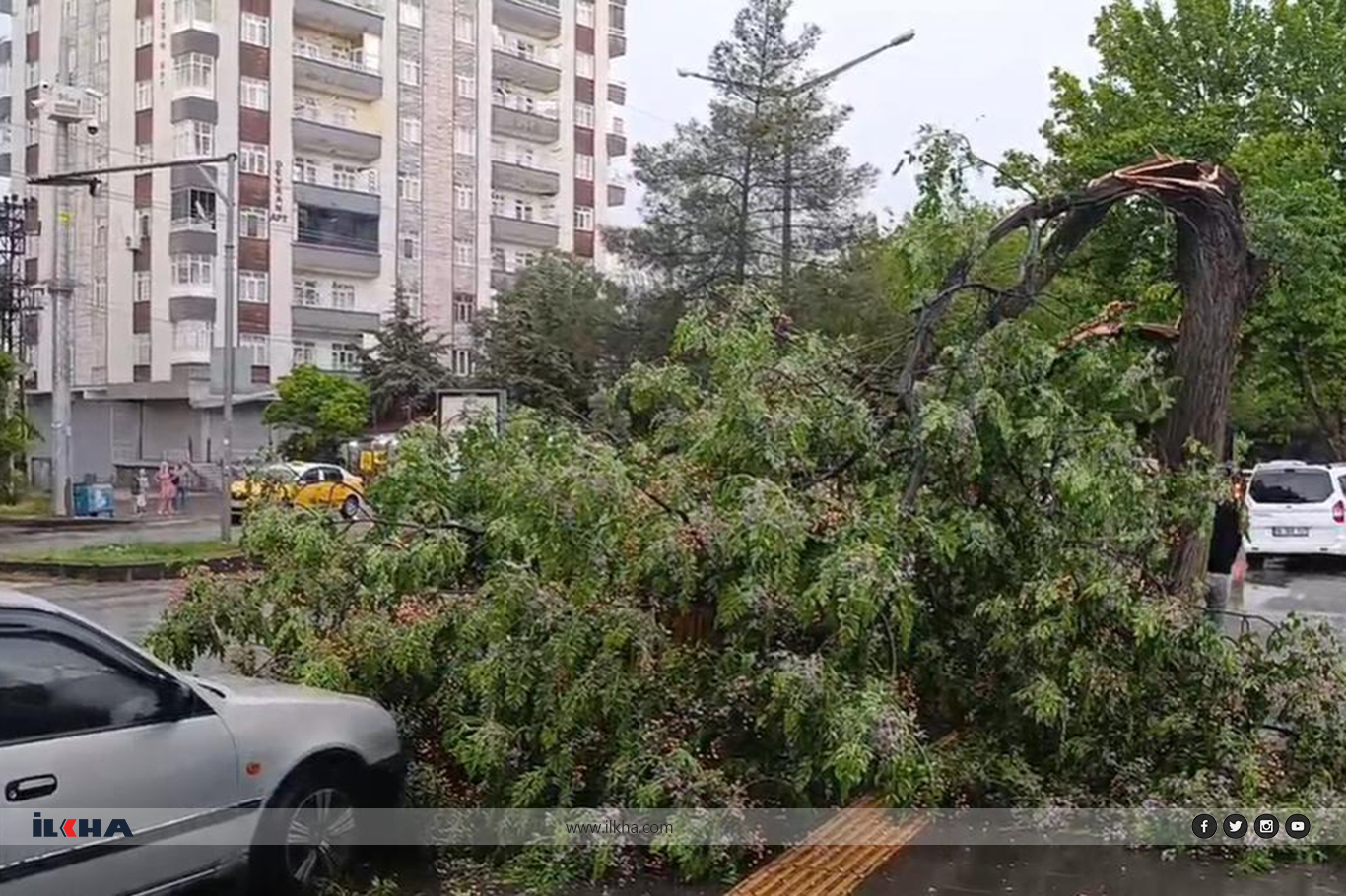Fırtına Diyarbakır’da maddi hasara yol açtı Fırtına Diyarbakır’da maddi hasara yol açtı