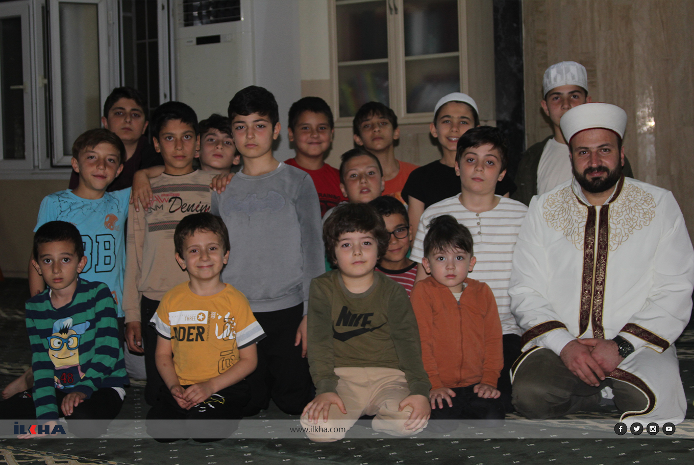 Teravih namazı kılan çocuklar: Namaz kılanı Allah daha çok sever Teravih namazı kılan çocuklar: Namaz kılanı Allah daha çok sever