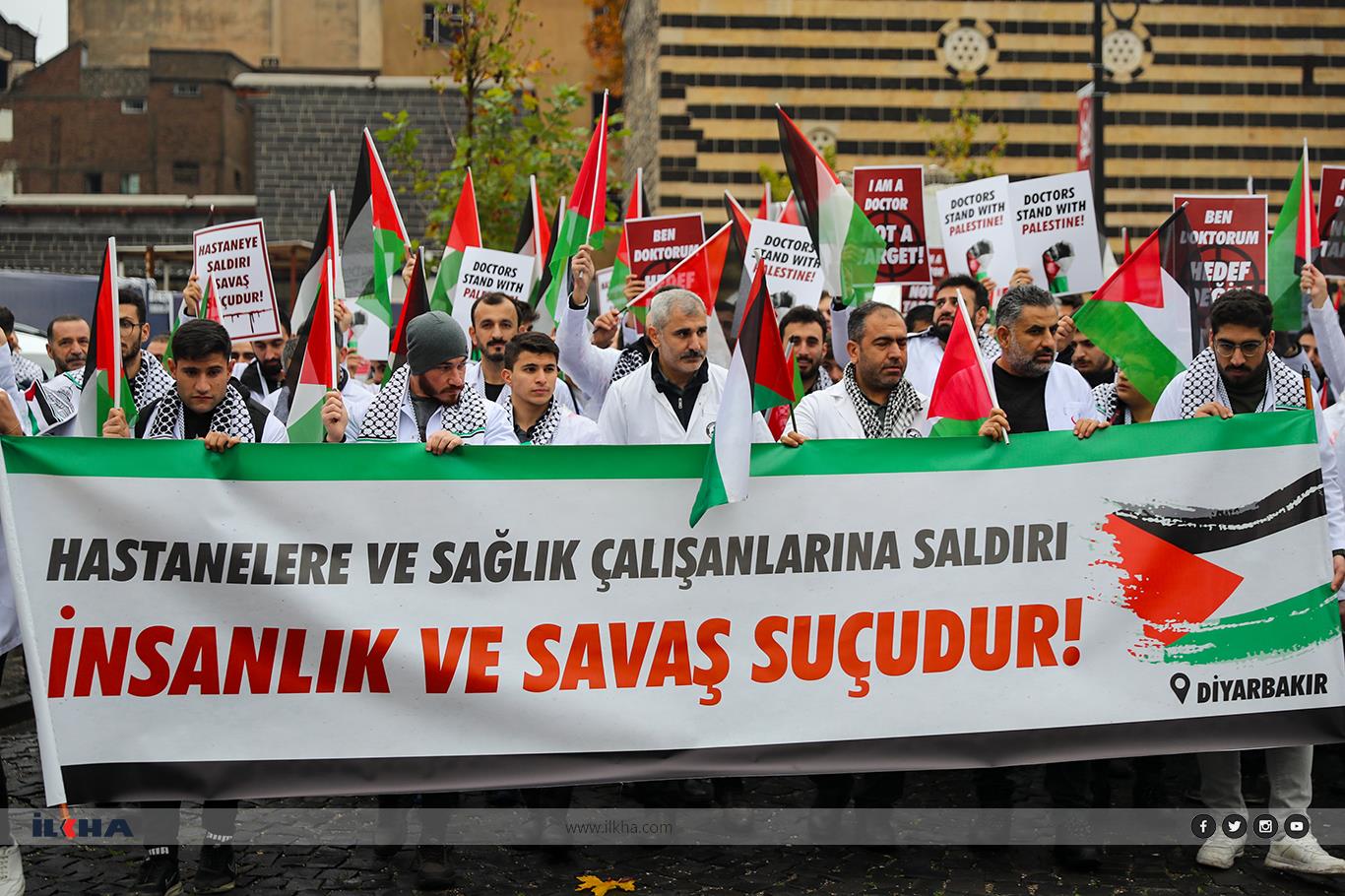 Diyarbakırda sağlıkçılar Gazzedeki hekimler için kanlı önlükleriyle yürüdü