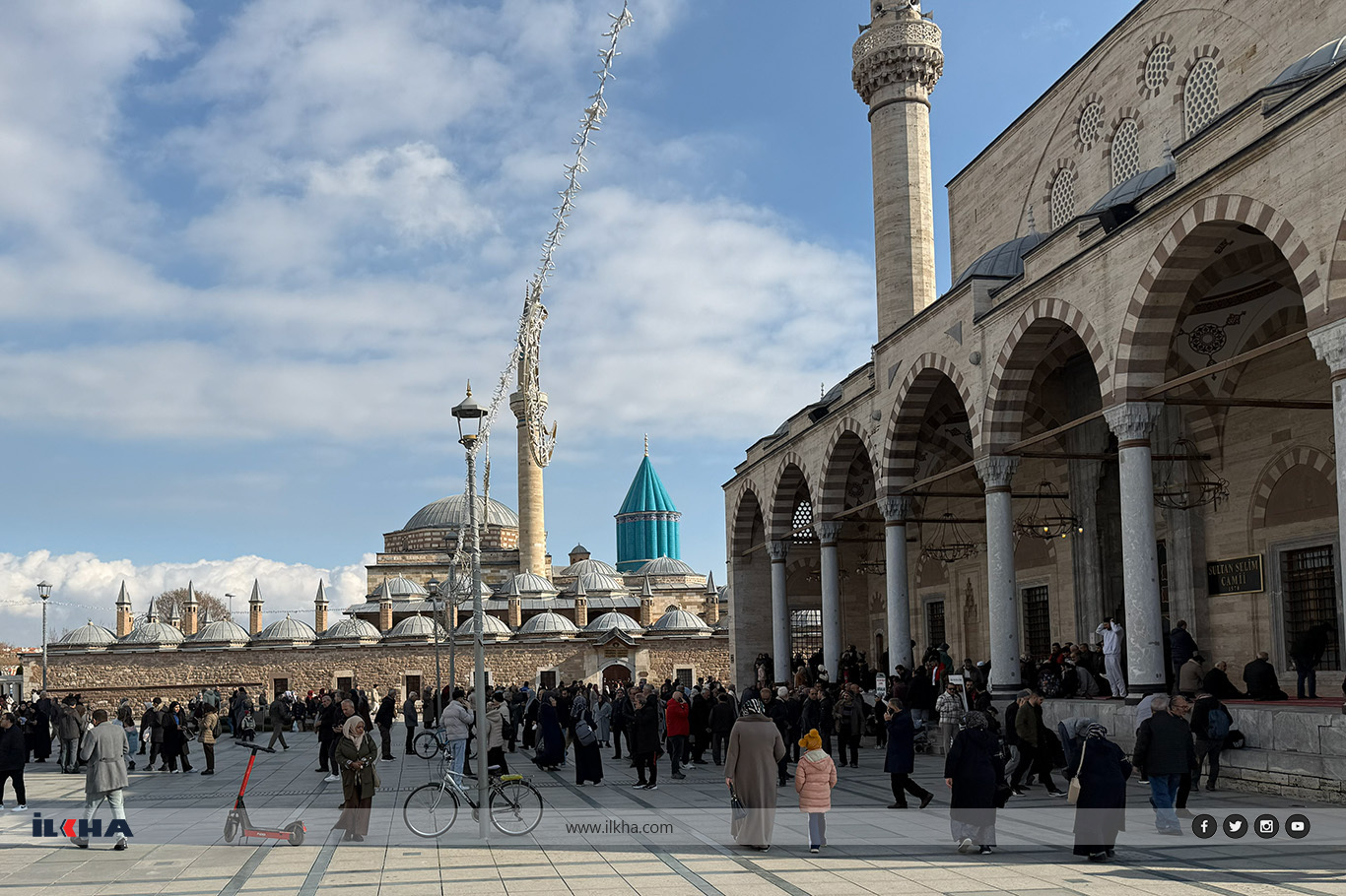 Konya Mevlana Meydanı ziyaretçiler akın akın geldi, esnafın yüzü güldü