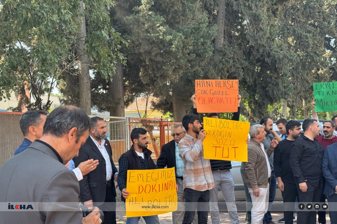 Tarsus’ta üst geçit mağduru esnafa HÜDA PAR'dan destek Tarsus’ta üst geçit mağduru esnafa HÜDA PAR'dan destek