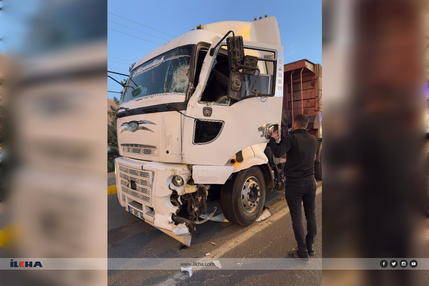 Personel servisi ile tır çarpıştı: 11 yaralı Personel servisi ile tır çarpıştı: 11 yaralı