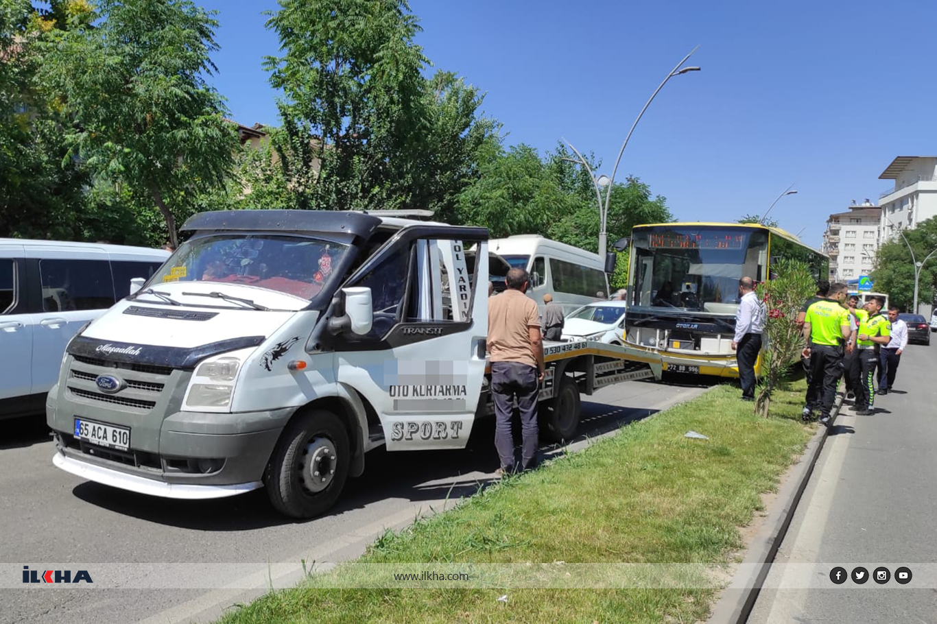 Batman'da kaza zinciri: Otomobil servis minibüsüne çarptı, otobüs refüje çıktı Batman'da kaza zinciri: Otomobil servis minibüsüne çarptı, otobüs refüje çıktı