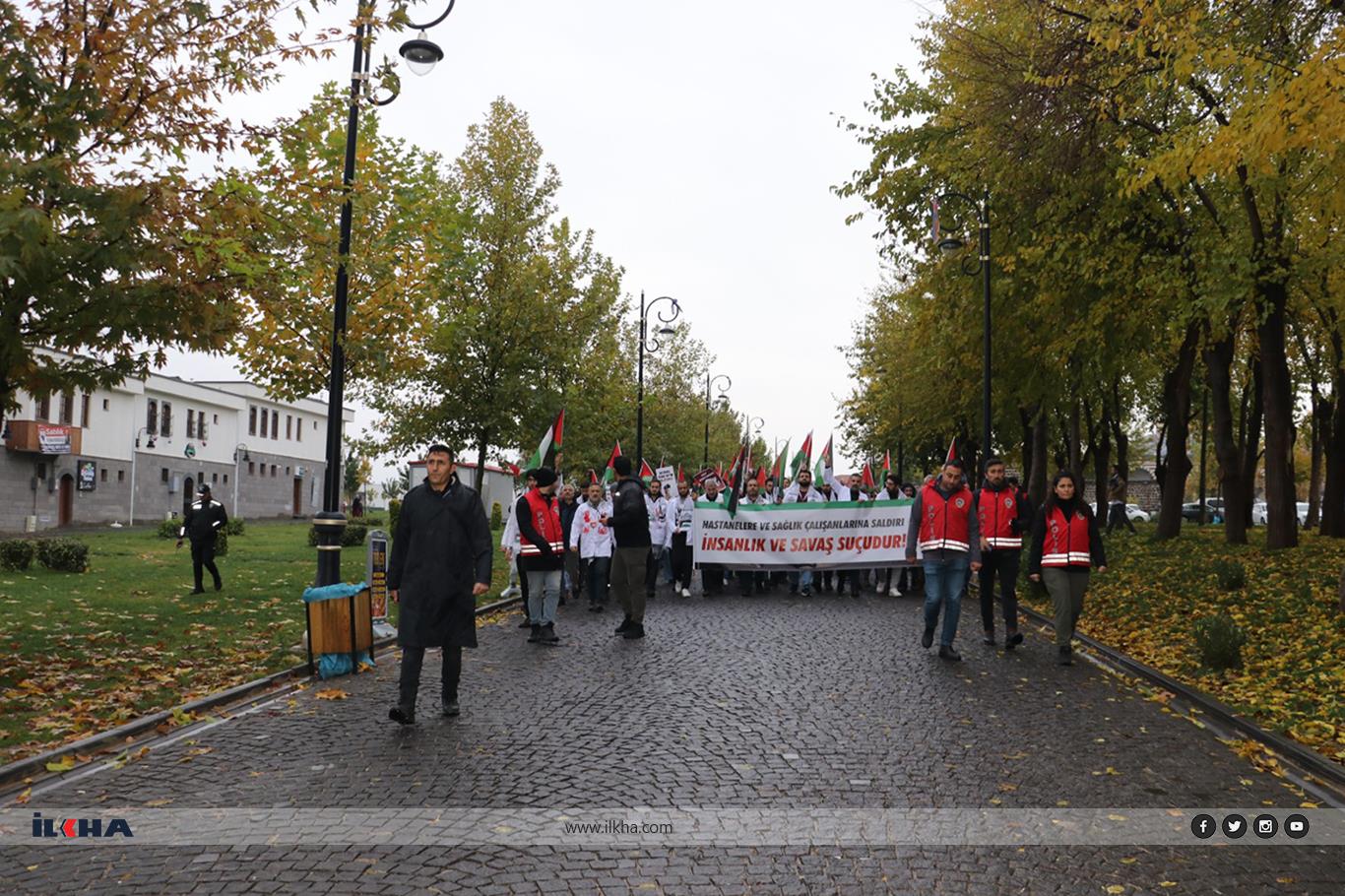 Diyarbakırda sağlıkçılar Gazzedeki hekimler için kanlı önlükleriyle yürüdü