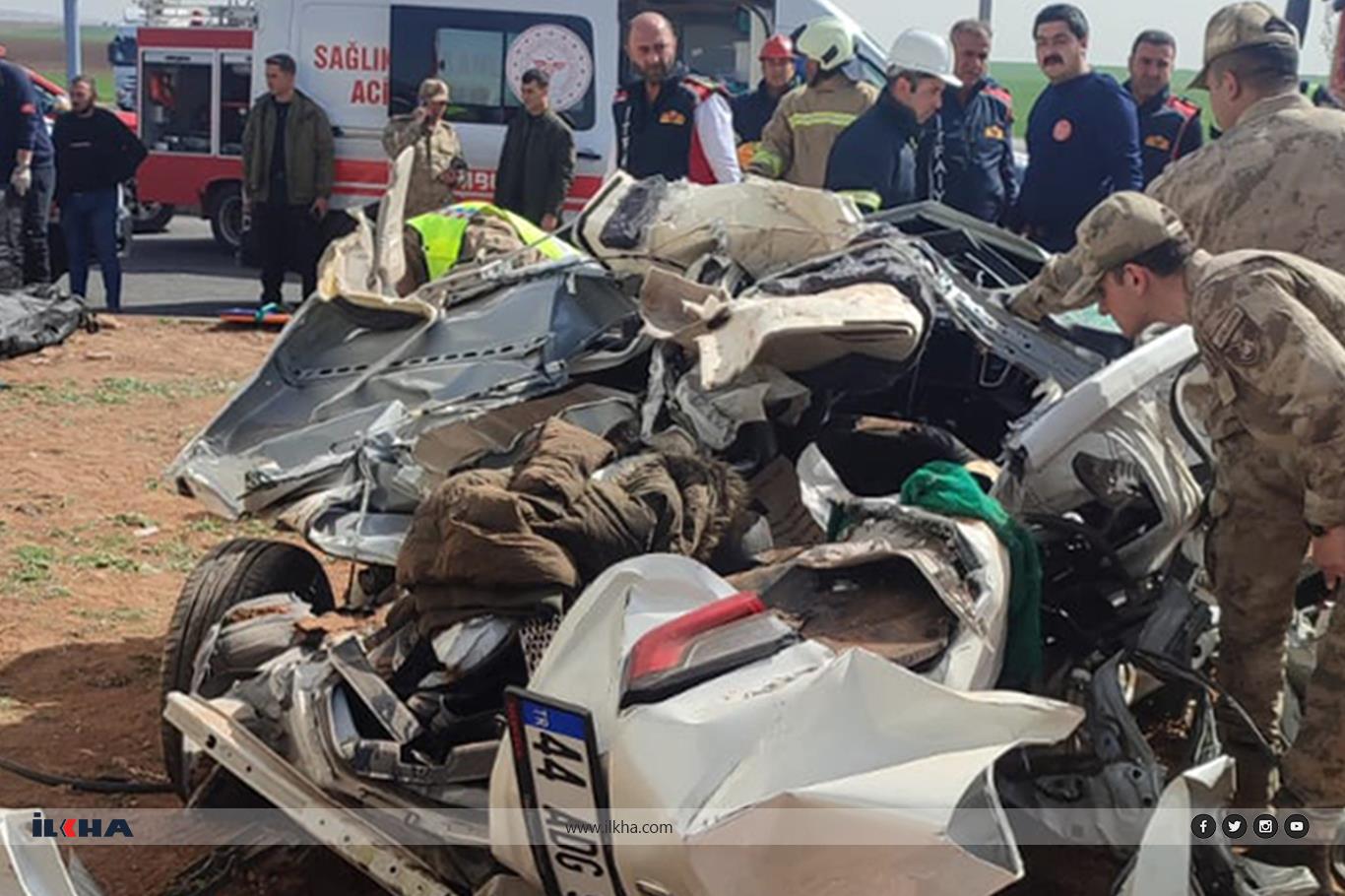 Otomobil Mardin'de tırın altına girdi: 2 ölü bir yaralı Otomobil Mardin'de tırın altına girdi: 2 ölü bir yaralı