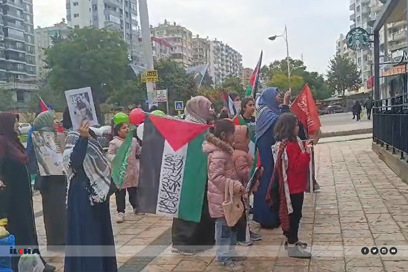 Adana'da bir grup kadın Starbucks önünde eylem yaptı Adana'da bir grup kadın Starbucks önünde eylem yaptı