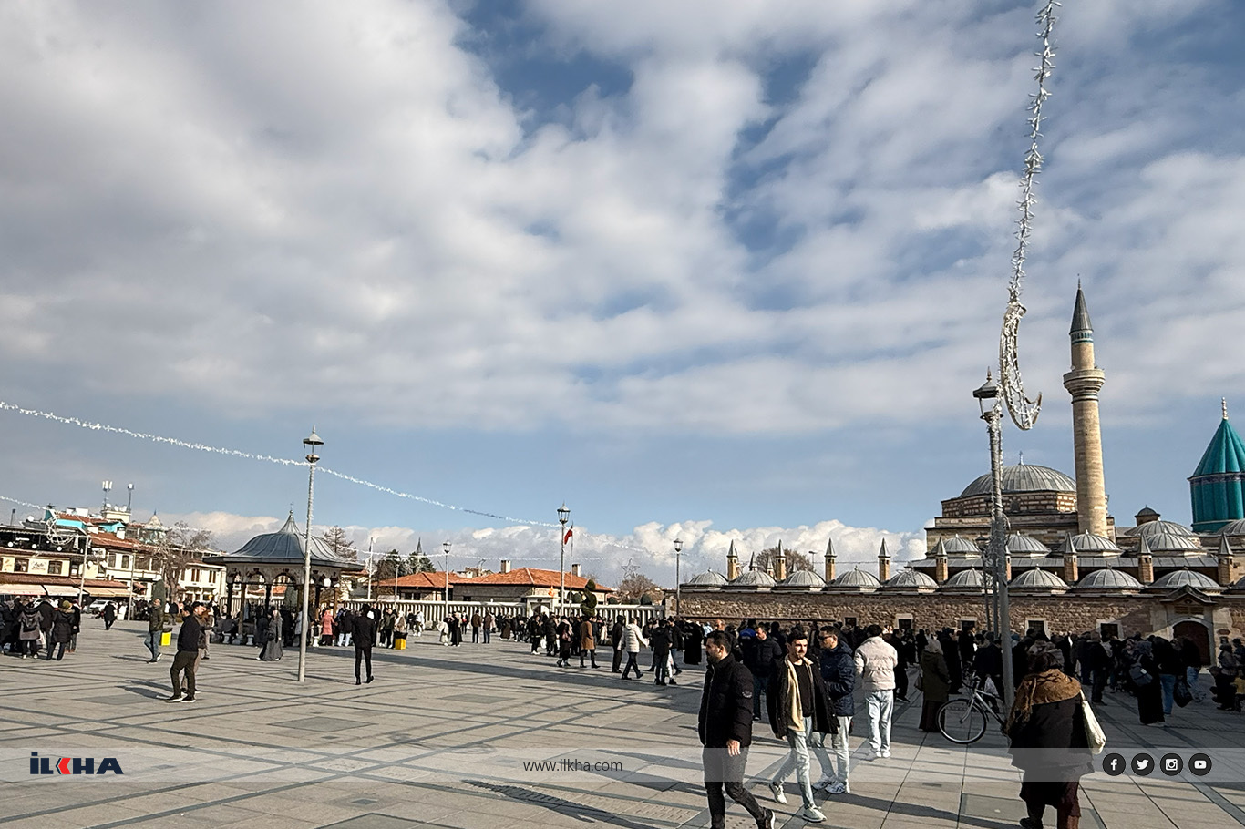Konya Mevlana Meydanı ziyaretçiler akın akın geldi, esnafın yüzü güldü