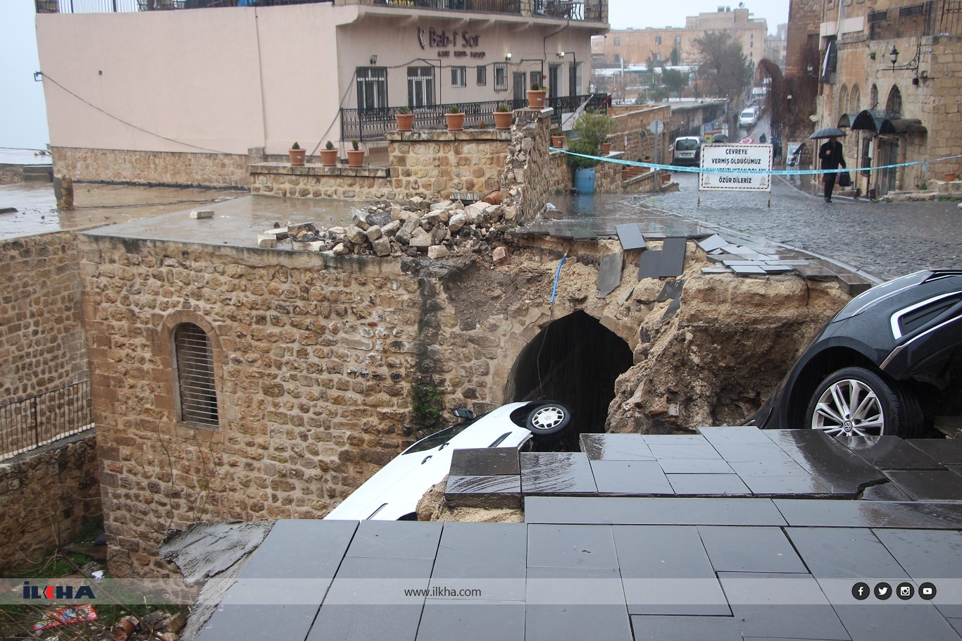 Mardin'de aşırı yağış sonrası yol çöktü: 2 araç hasar gördü