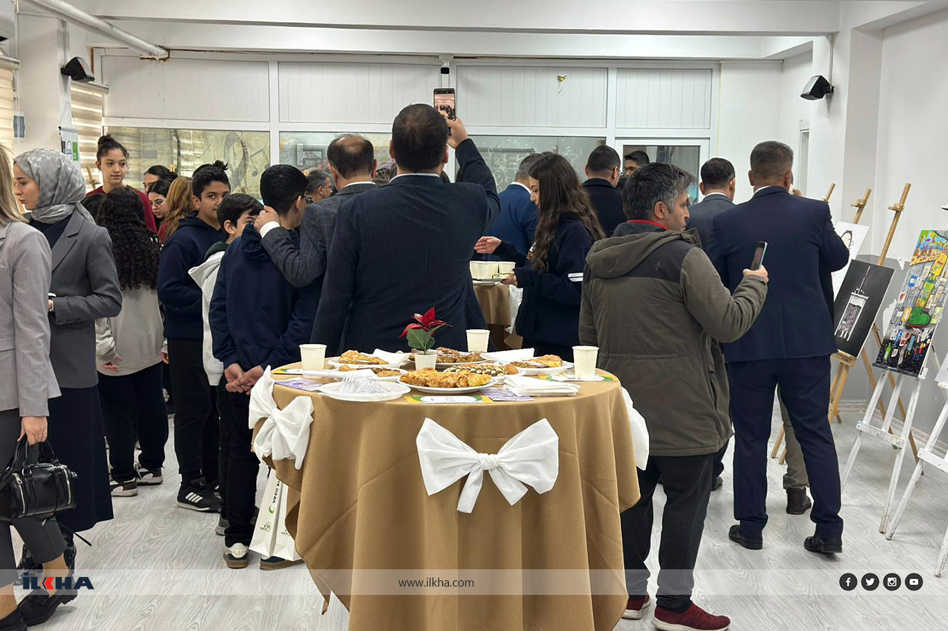 Adana'da "Sağlıklı Nesil Sağlıklı Gelecek" resim sergisi ziyarete açıldı