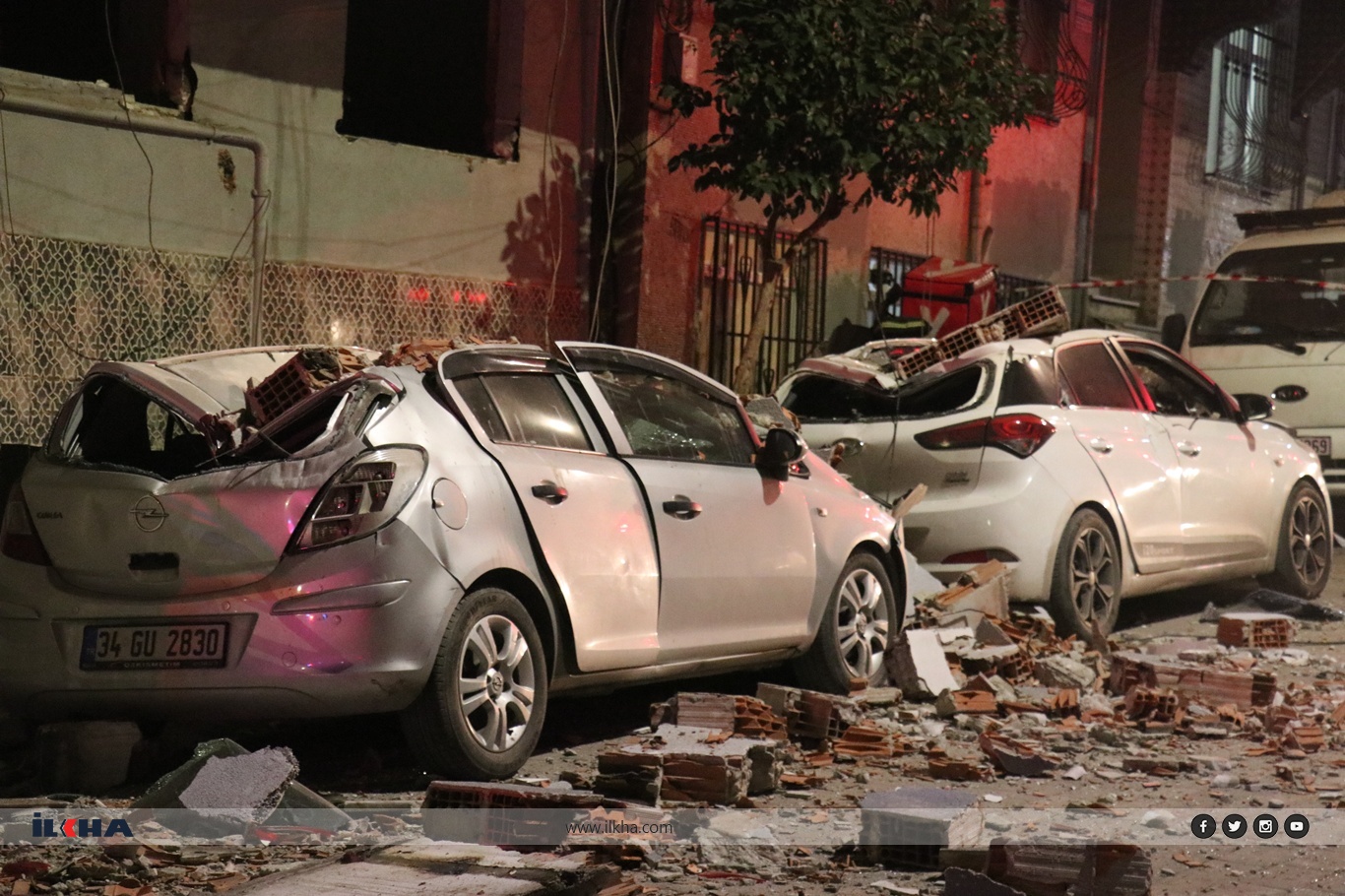 Zeytinburnu'nda bir bina kısmen çöktü: 3 araç kullanılamaz hale geldi