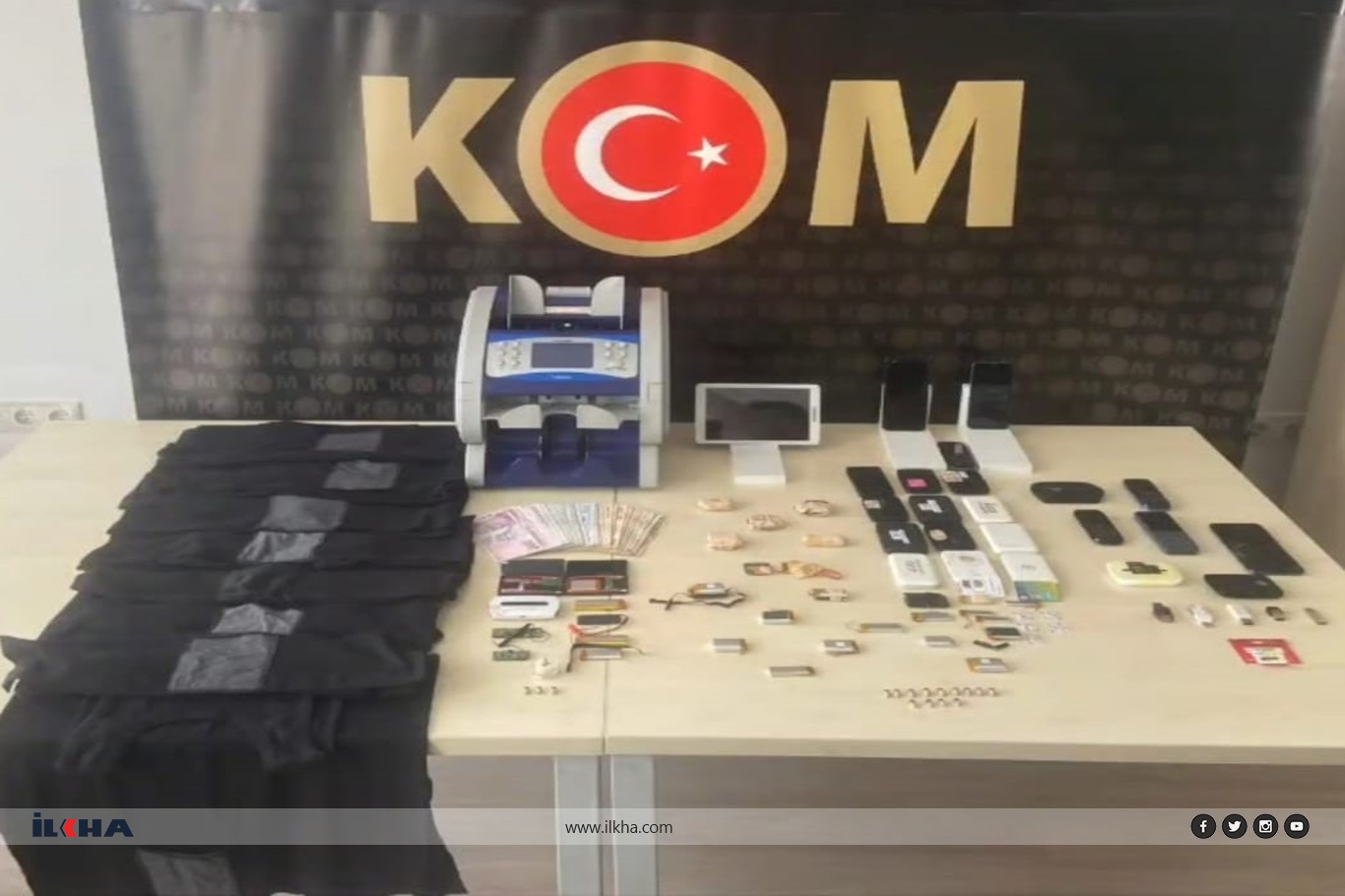 Ehliyet sınavında kopya düzeneği yerleştiren 8 şüpheli yakalandı Ehliyet sınavında kopya düzeneği yerleştiren 8 şüpheli yakalandı