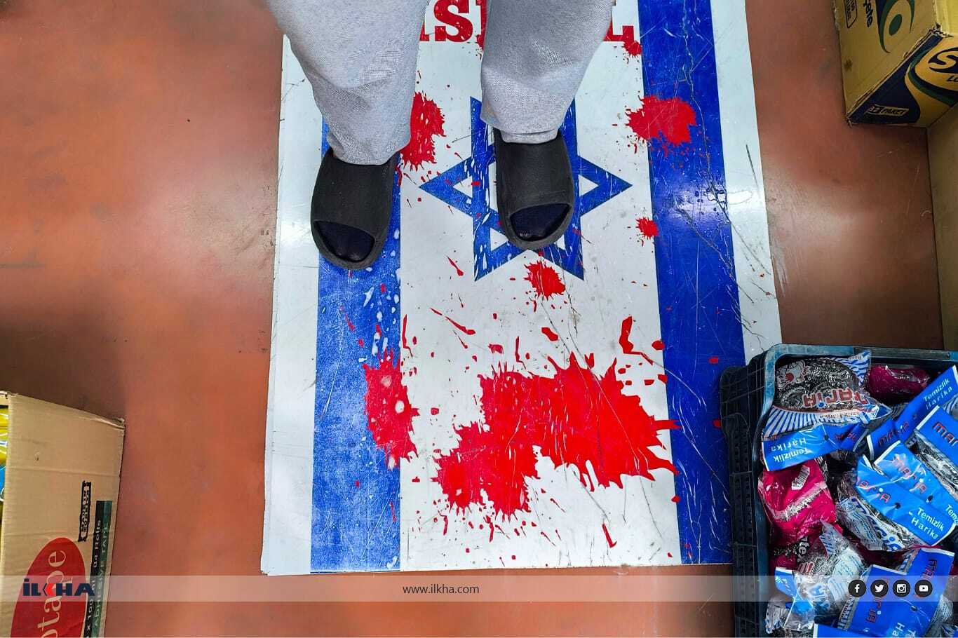 Adanalı esnaf, soykırıma tepki için dükkanında yerlere siyonist paçavrası serdi Adanalı esnaf, soykırıma tepki için dükkanında yerlere siyonist paçavrası serdi