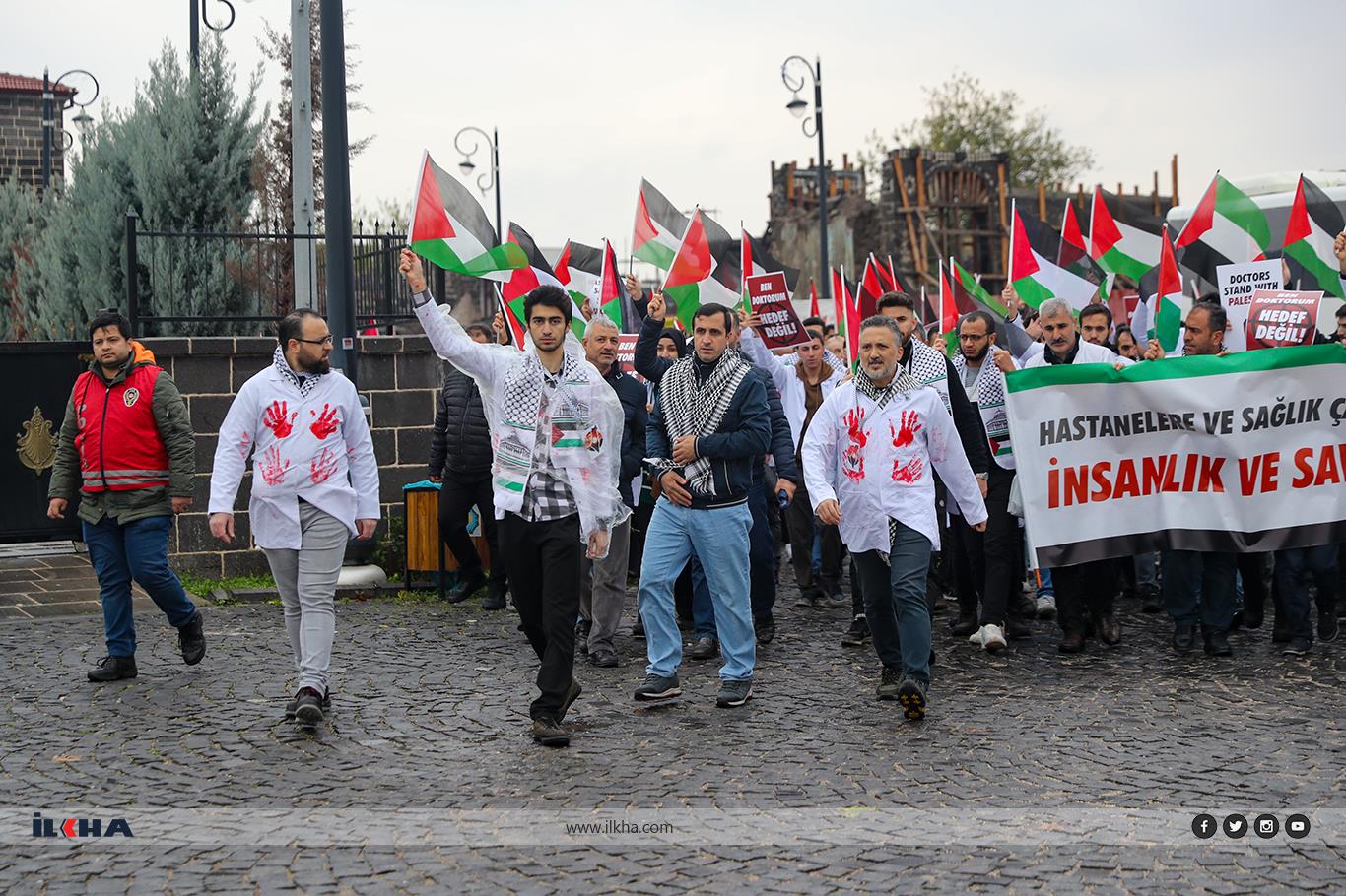 Diyarbakırda sağlıkçılar Gazzedeki hekimler için kanlı önlükleriyle yürüdü