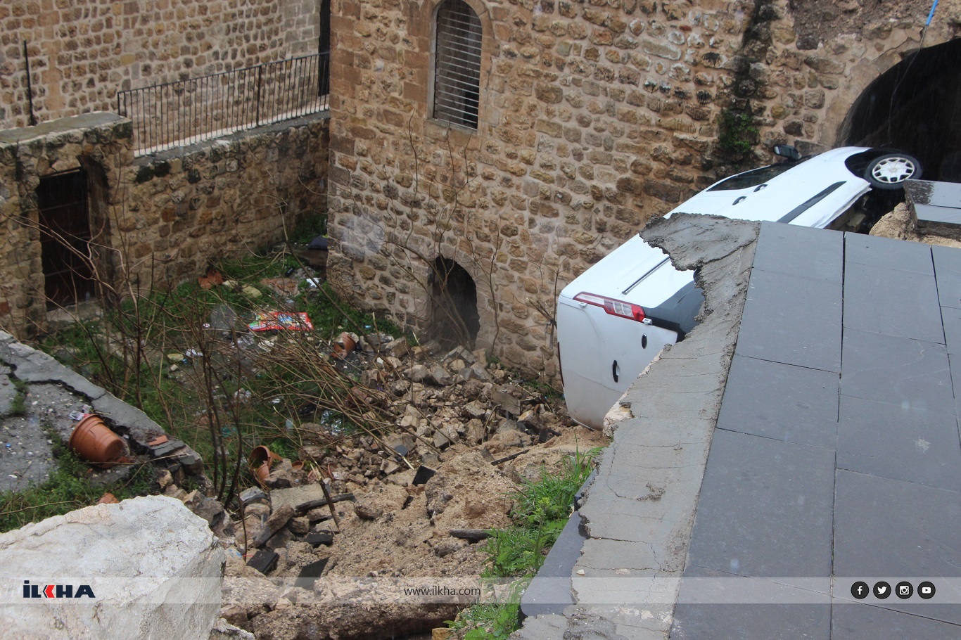 Mardin'de aşırı yağış sonrası yol çöktü: 2 araç hasar gördü