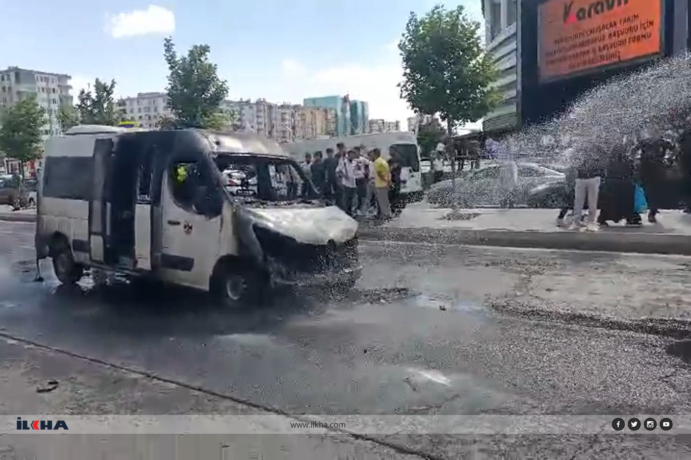Alev alan şehir içi yolcu aracı paniğe neden oldu Alev alan şehir içi yolcu aracı paniğe neden oldu