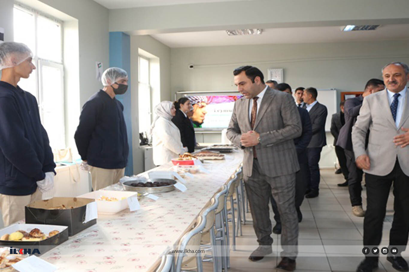 Karlıova’da Şehit Hacı Alan Anadolu İmam Hatip Lisesi'nde Gazze yararına kermes düzenlendi Karlıova’da Şehit Hacı Alan Anadolu İmam Hatip Lisesi'nde Gazze yararına kermes düzenlendi