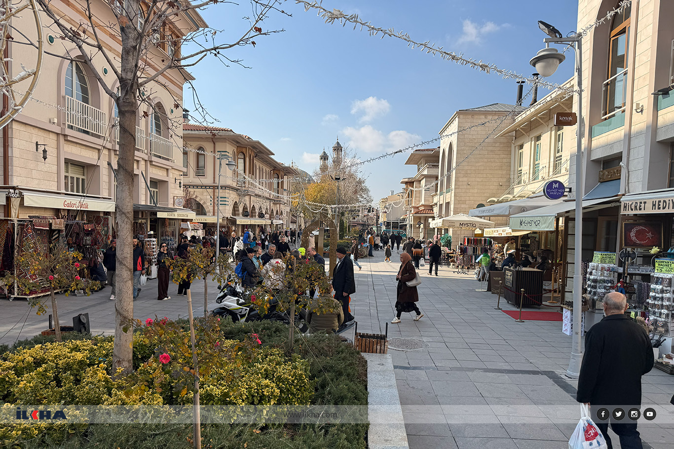 Konya Mevlana Meydanı ziyaretçiler akın akın geldi, esnafın yüzü güldü