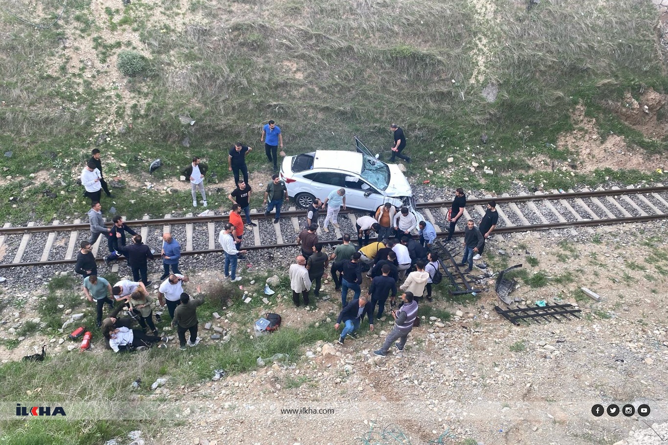 Batman’da otomobil üst geçitten tren raylarına düştü: 3 yaralı Batman’da otomobil üst geçitten tren raylarına düştü: 3 yaralı