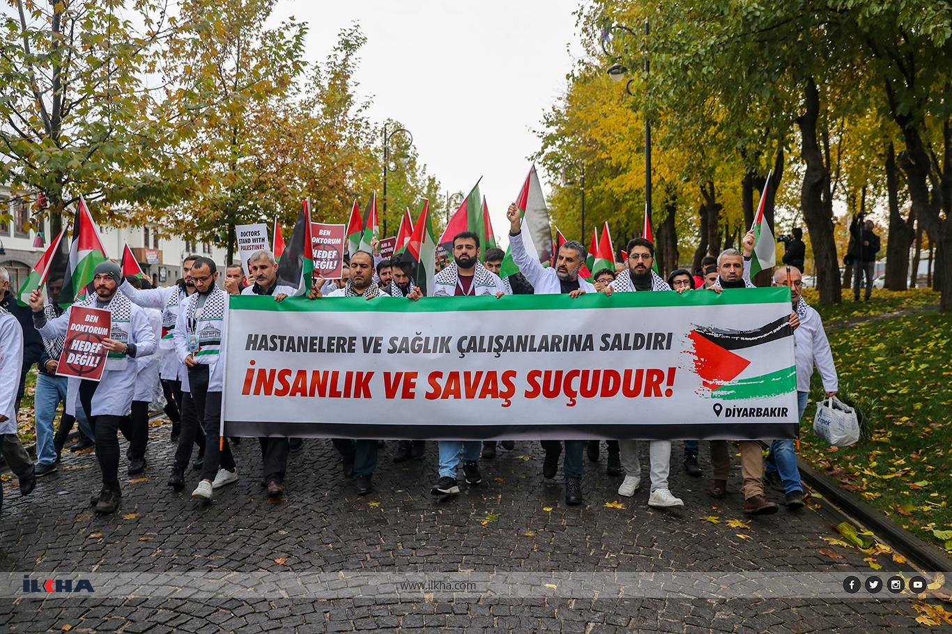 Diyarbakırda sağlıkçılar Gazzedeki hekimler için kanlı önlükleriyle yürüdü