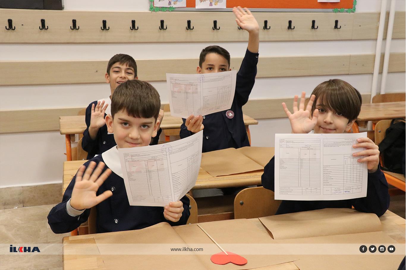 İstanbul'da yaklaşık 3 milyon öğrenci karne heyecanını yaşadı İstanbul'da yaklaşık 3 milyon öğrenci karne heyecanını yaşadı