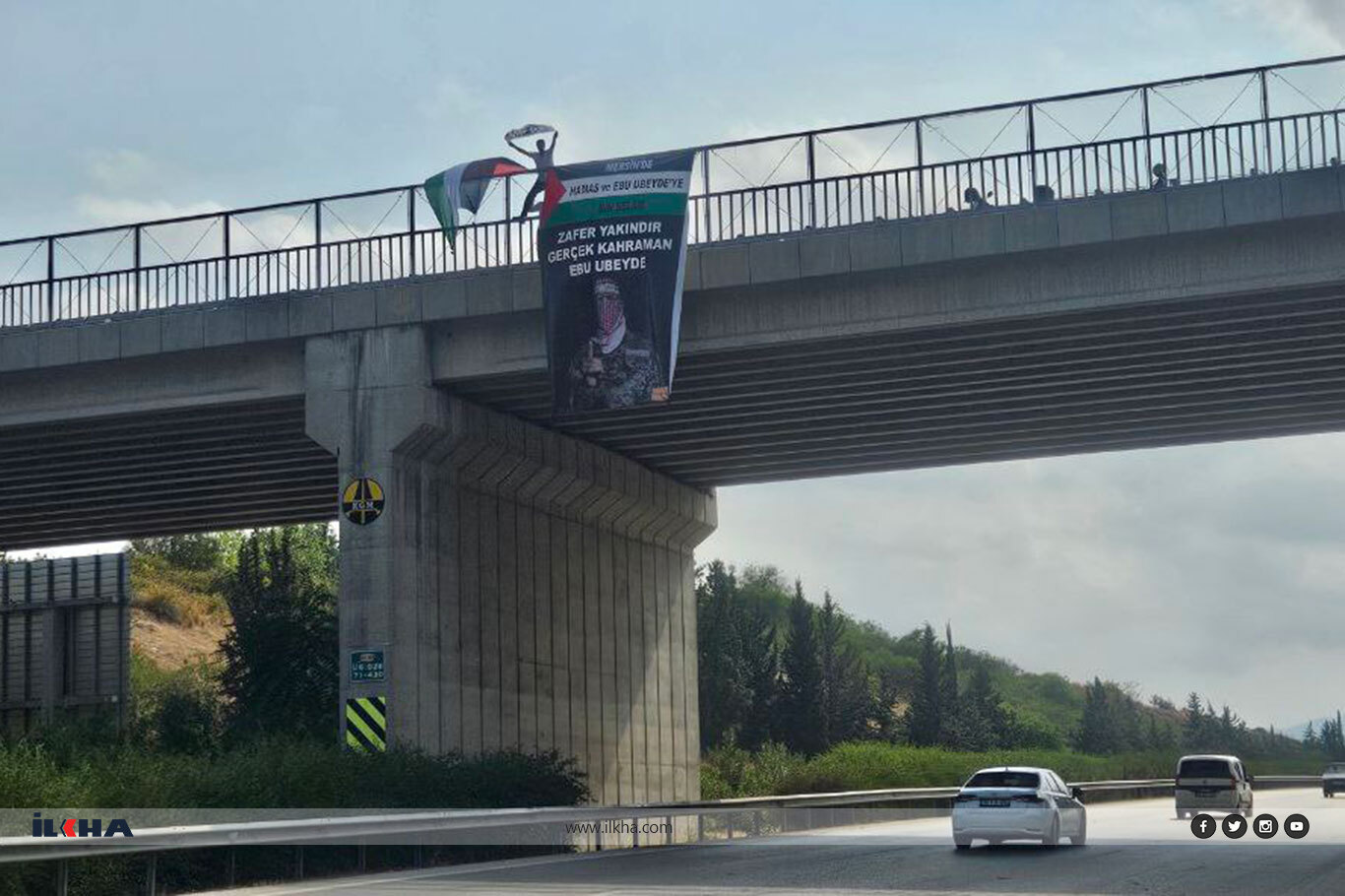 Mersin'de şehirlerarası otoyoldaki köprülere Filistin bayrağı ile Ebu Ubeyde posterleri asıldı Mersin'de şehirlerarası otoyoldaki köprülere Filistin bayrağı ile Ebu Ubeyde posterleri asıldı