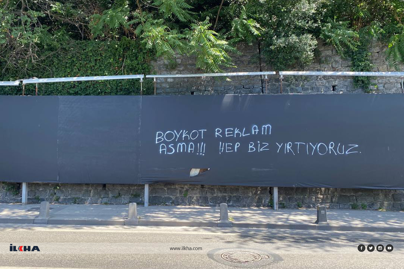 Boykot listesindeki ürünlerin reklamına protesto: Boykot reklam asma! Hep biz yırtıyoruz Boykot listesindeki ürünlerin reklamına protesto: Boykot reklam asma! Hep biz yırtıyoruz