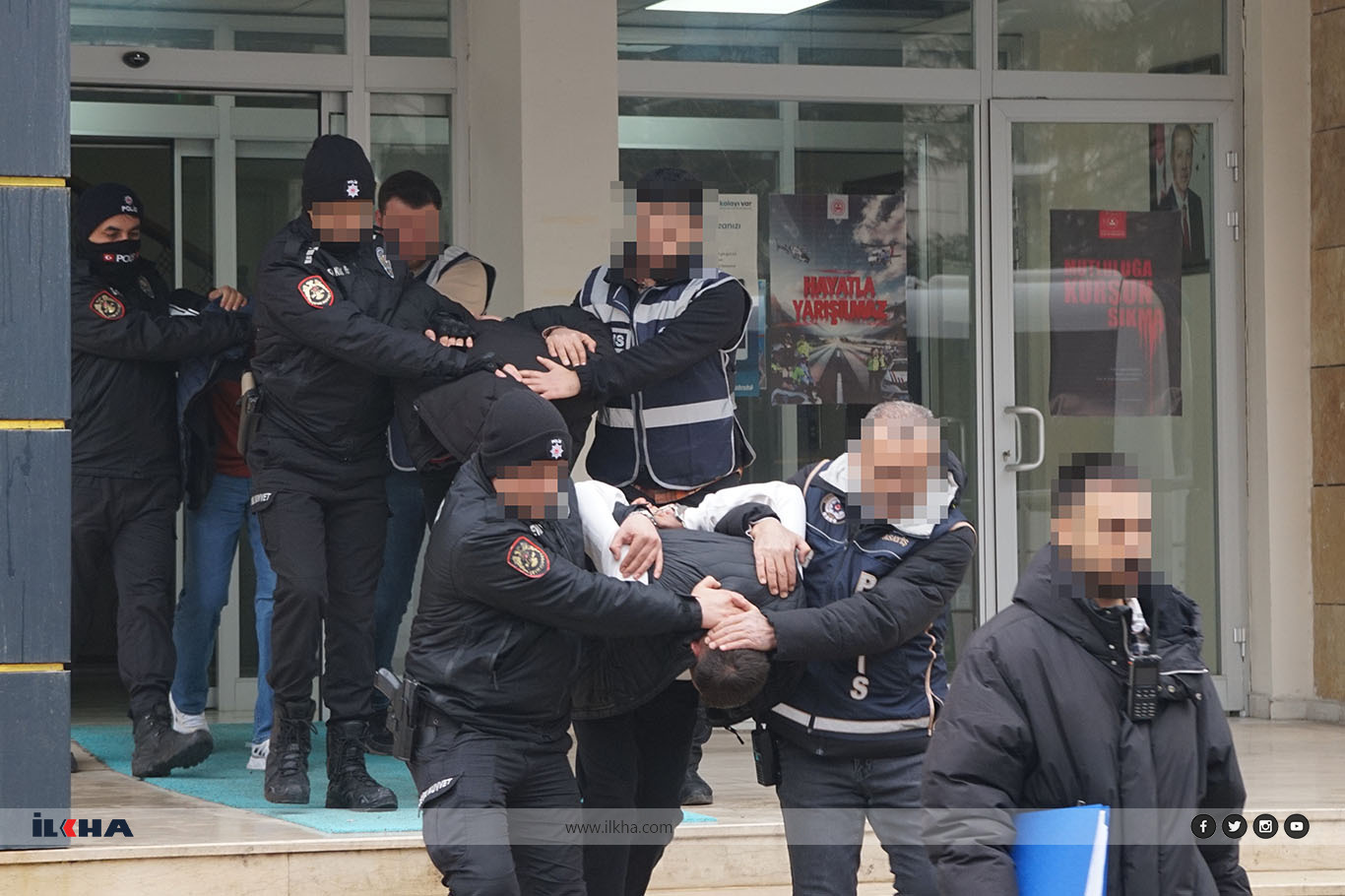 Batman'da cinayet iddiasıyla 3 zanlı adliyeye sevk edildi Batman'da cinayet iddiasıyla 3 zanlı adliyeye sevk edildi