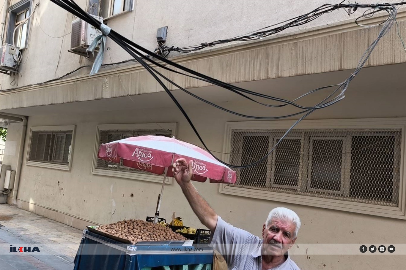 Batman'da yola sarkan kablolar tehlike saçıyor Batman'da yola sarkan kablolar tehlike saçıyor