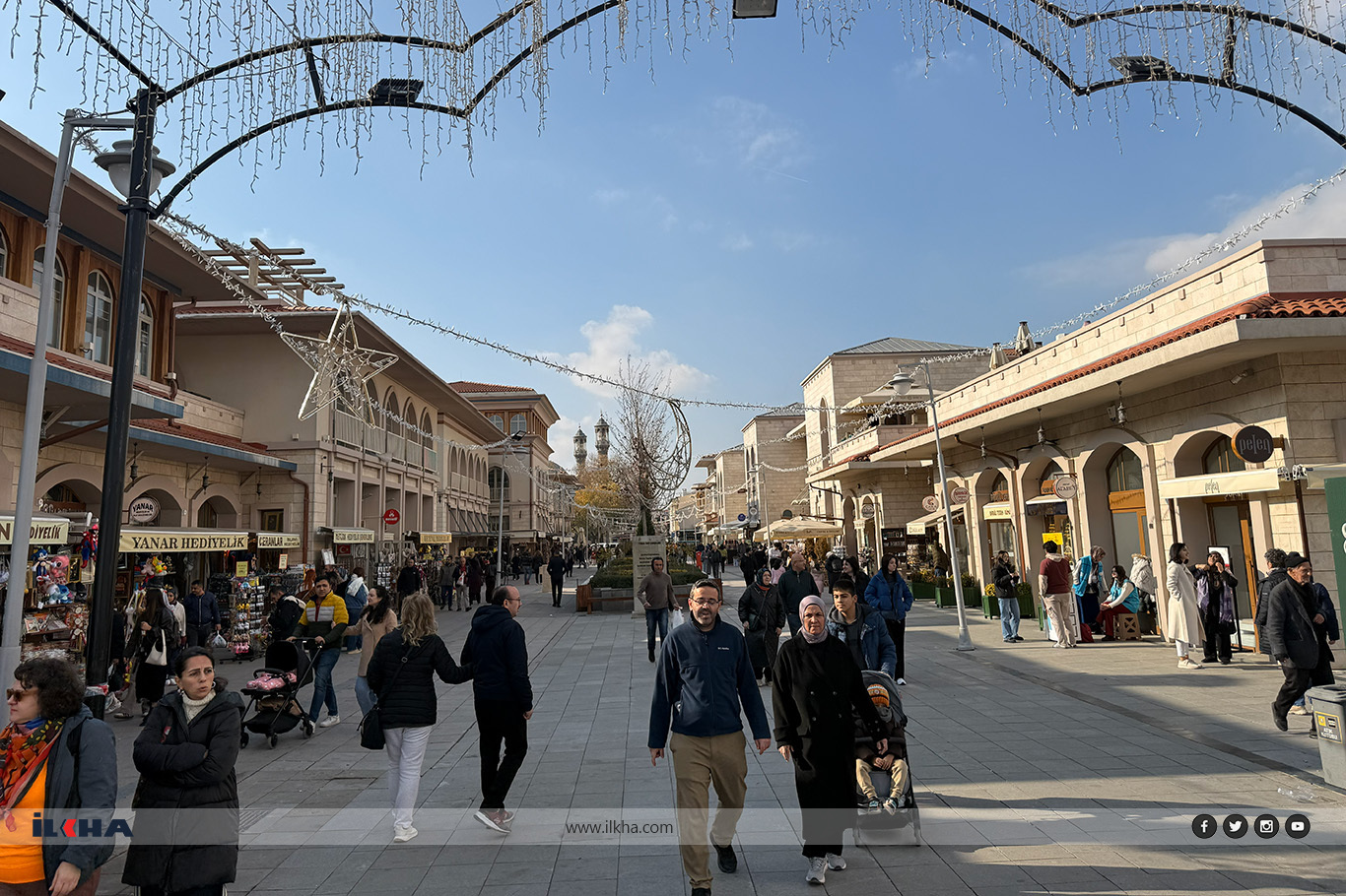 Konya Mevlana Meydanı ziyaretçiler akın akın geldi, esnafın yüzü güldü