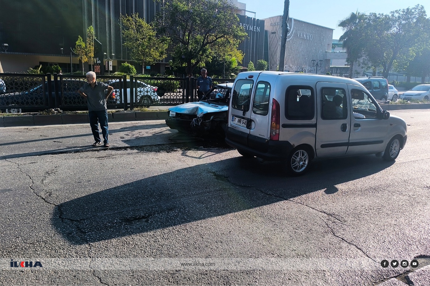 Adana'da kontrolden çıkan araç bariyerlere çarptı Adana'da kontrolden çıkan araç bariyerlere çarptı