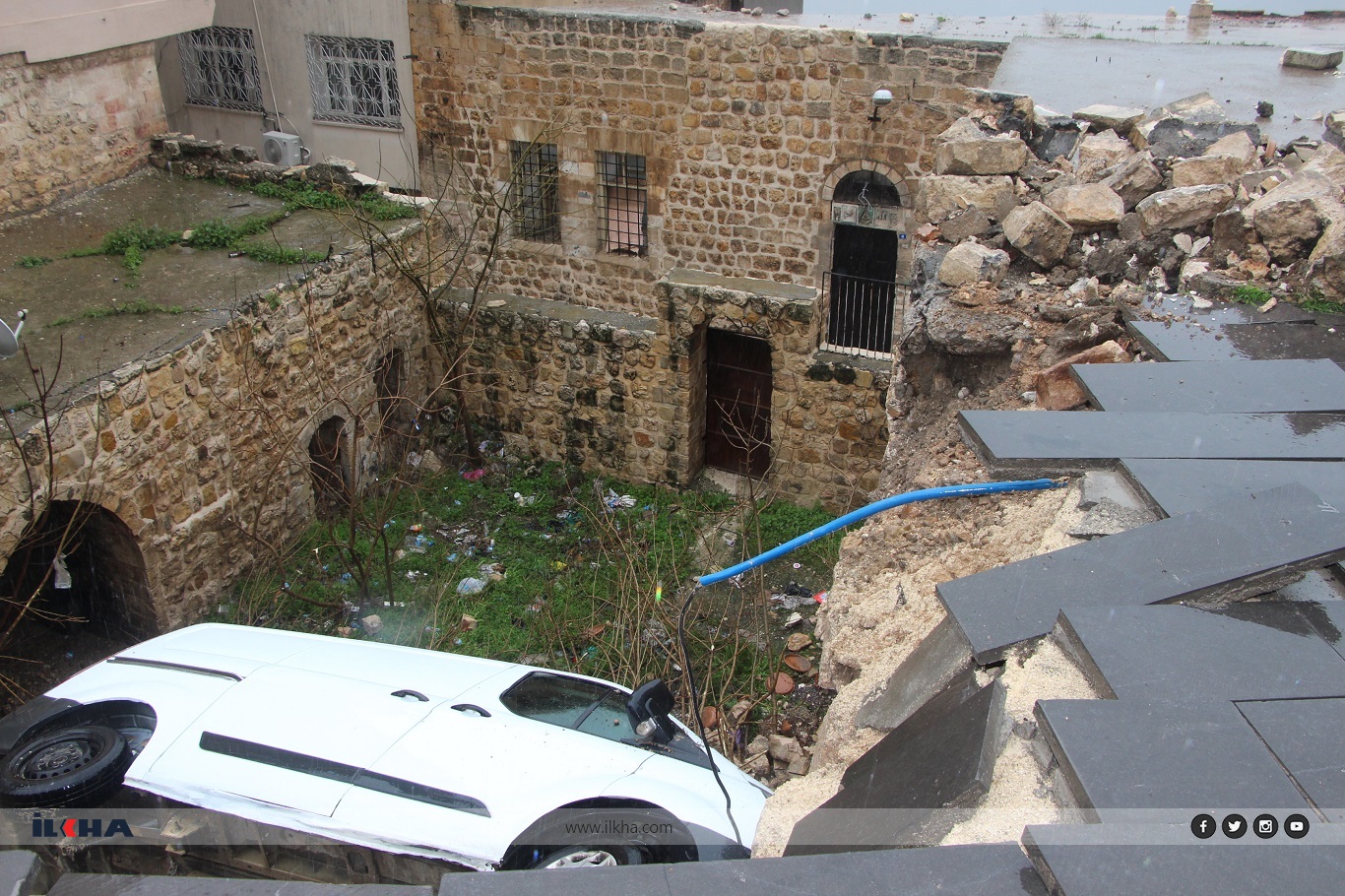 Mardin'de aşırı yağış sonrası yol çöktü: 2 araç hasar gördü