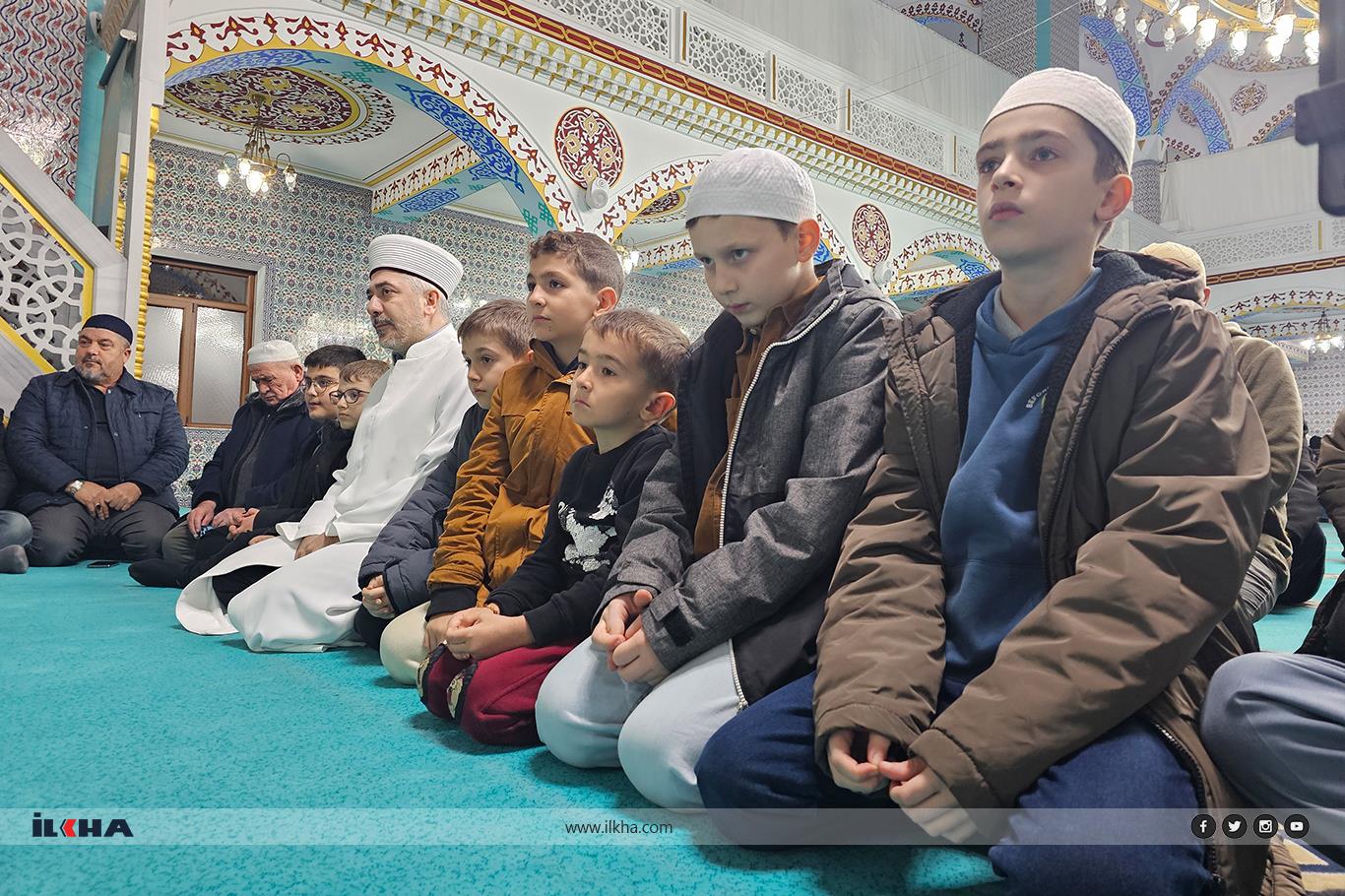 Ümraniye'de Regaib Kandili dualarla ihya edildi Ümraniye'de Regaib Kandili dualarla ihya edildi