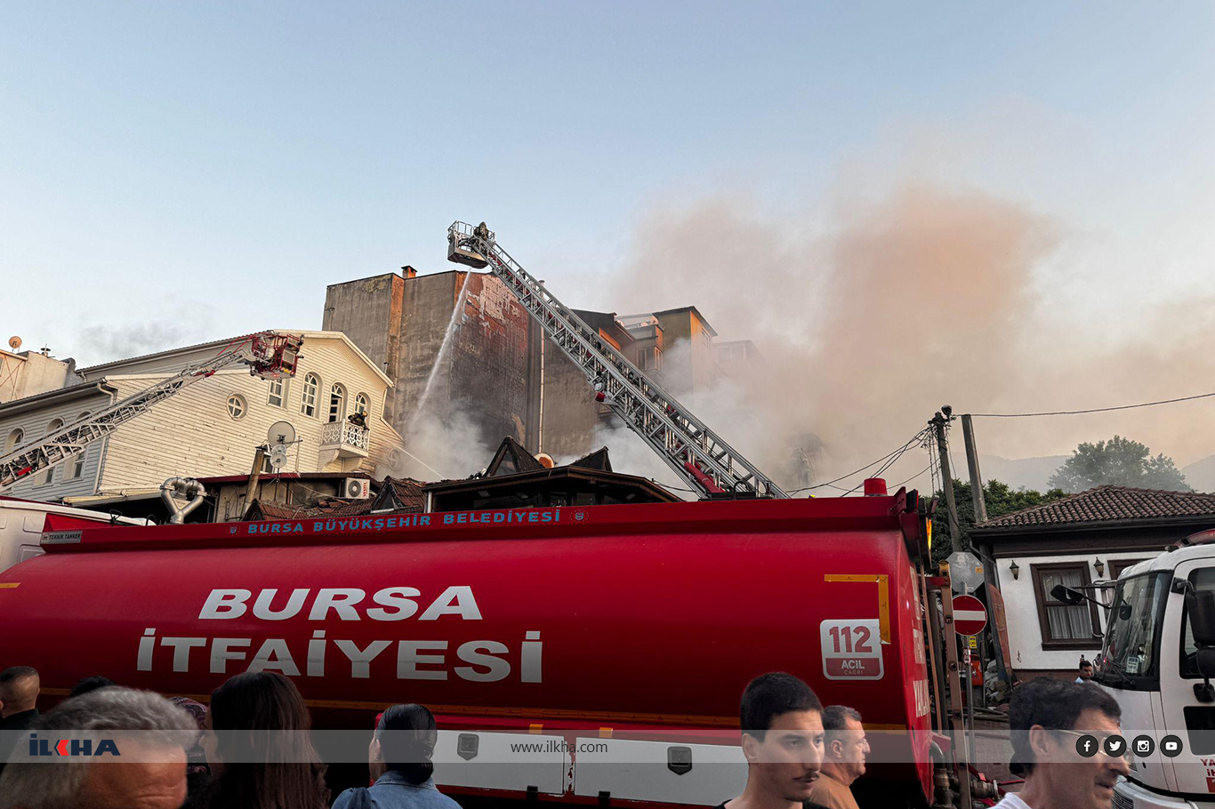 Bursa'da lokanta alevlere teslim oldu Bursa'da lokanta alevlere teslim oldu