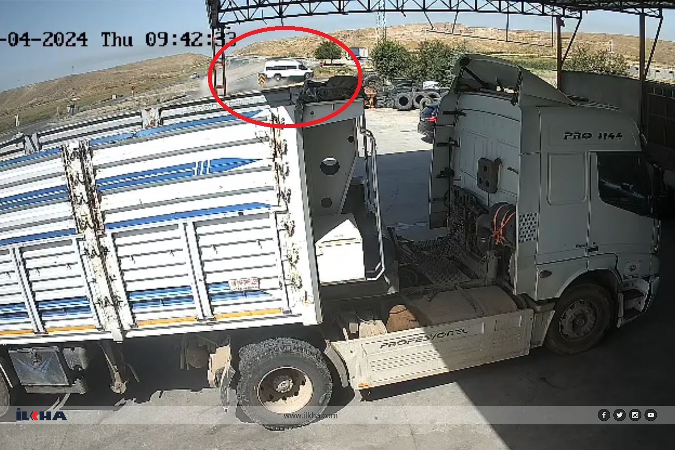 Bismil'de 14 kişinin yaralandığı kaza anı güvenlik kameralarına yansıdı Bismil'de 14 kişinin yaralandığı kaza anı güvenlik kameralarına yansıdı