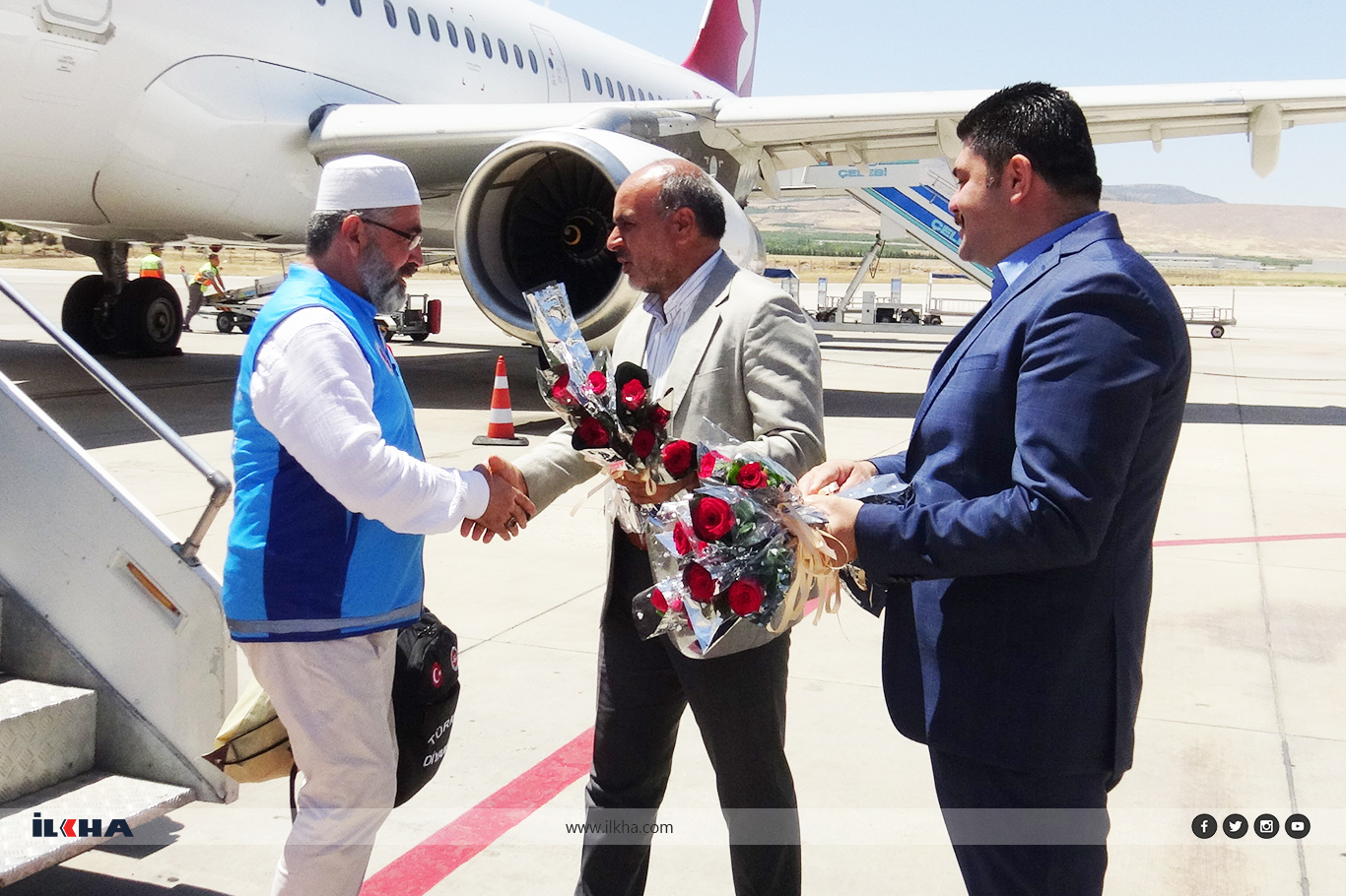 Malatya'ya dönen hacı kafilesi güller ve tekbirlerle karşılandı Malatya'ya dönen hacı kafilesi güller ve tekbirlerle karşılandı