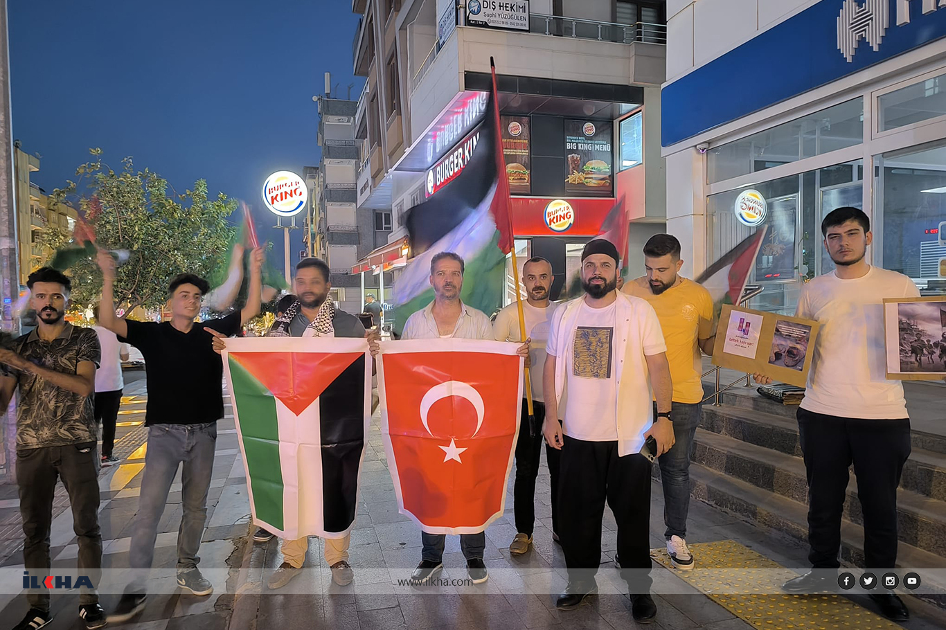 Şanlıurfa'da siyonist işgal destekçisi firmanın şubesi önünde eylem Şanlıurfa'da siyonist işgal destekçisi firmanın şubesi önünde eylem