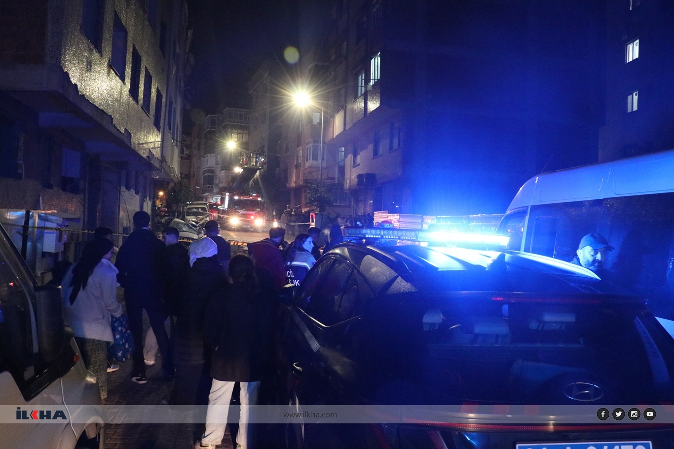 Zeytinburnu'nda bir bina kısmen çöktü: 3 araç kullanılamaz hale geldi