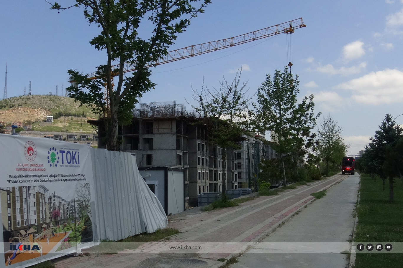 Ücretlerini alamayan işçilerden vinçli protesto Ücretlerini alamayan işçilerden vinçli protesto