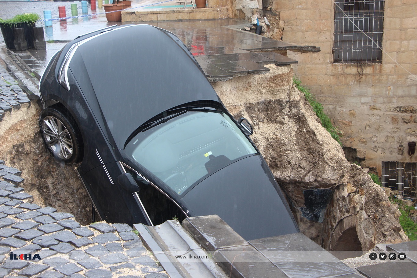 Mardin'de aşırı yağış sonrası yol çöktü: 2 araç hasar gördü