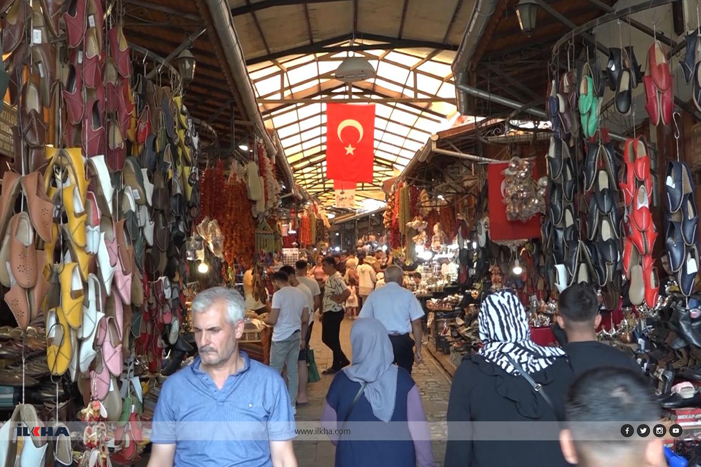 Tarihi Bakırcılar Çarşısı aşırı sıcaklara rağmen ziyaretçilerini ağırlıyor Tarihi Bakırcılar Çarşısı aşırı sıcaklara rağmen ziyaretçilerini ağırlıyor